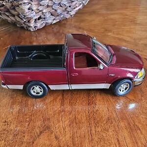 Ertl 1/18 Scale Diecast 7223 1997 Ford F-150 XLT Pick-up Burgundy Collector Toy